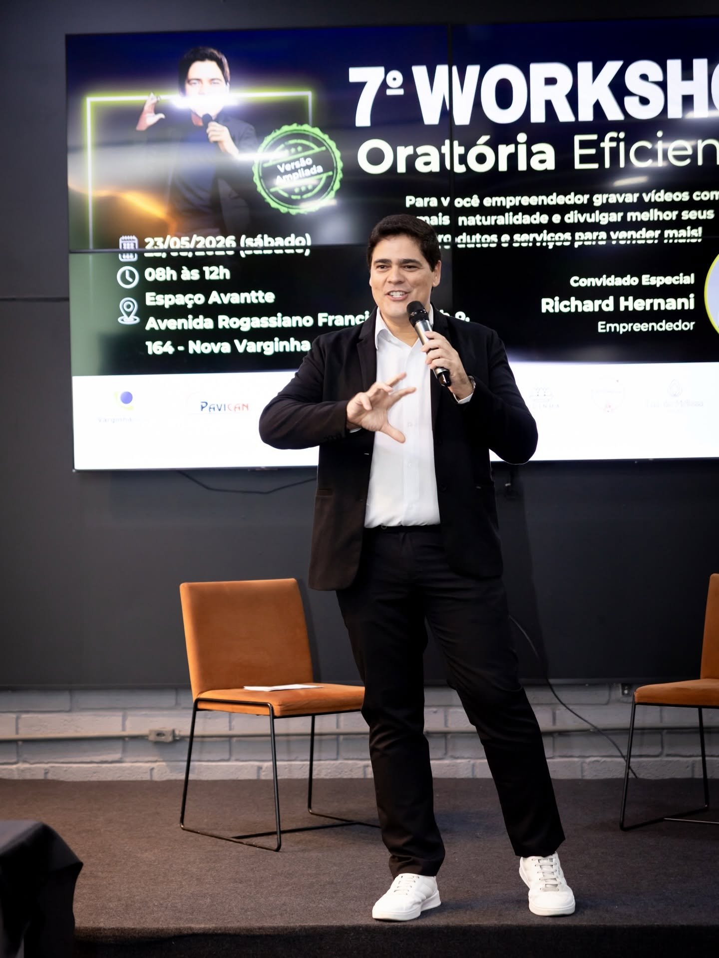 Matheus Pissolatti conduzindo o workshop de oratória em Varginha